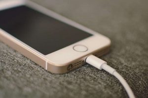 mobiltelefon töltő